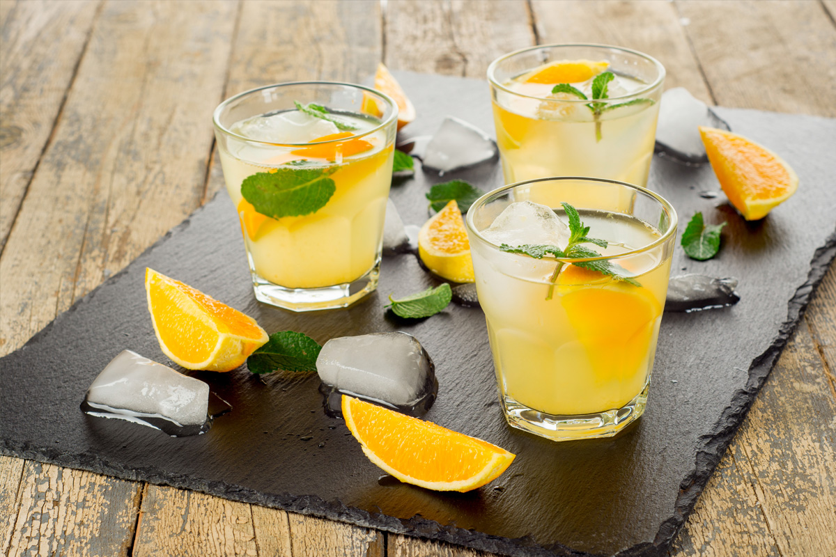 Agua de naranja con limón y menta